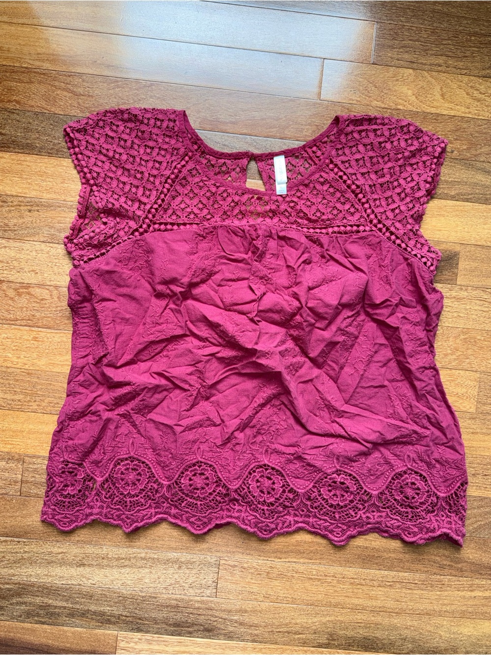 Xhilaration Berry Crochet Lace Cap Sleeve Top